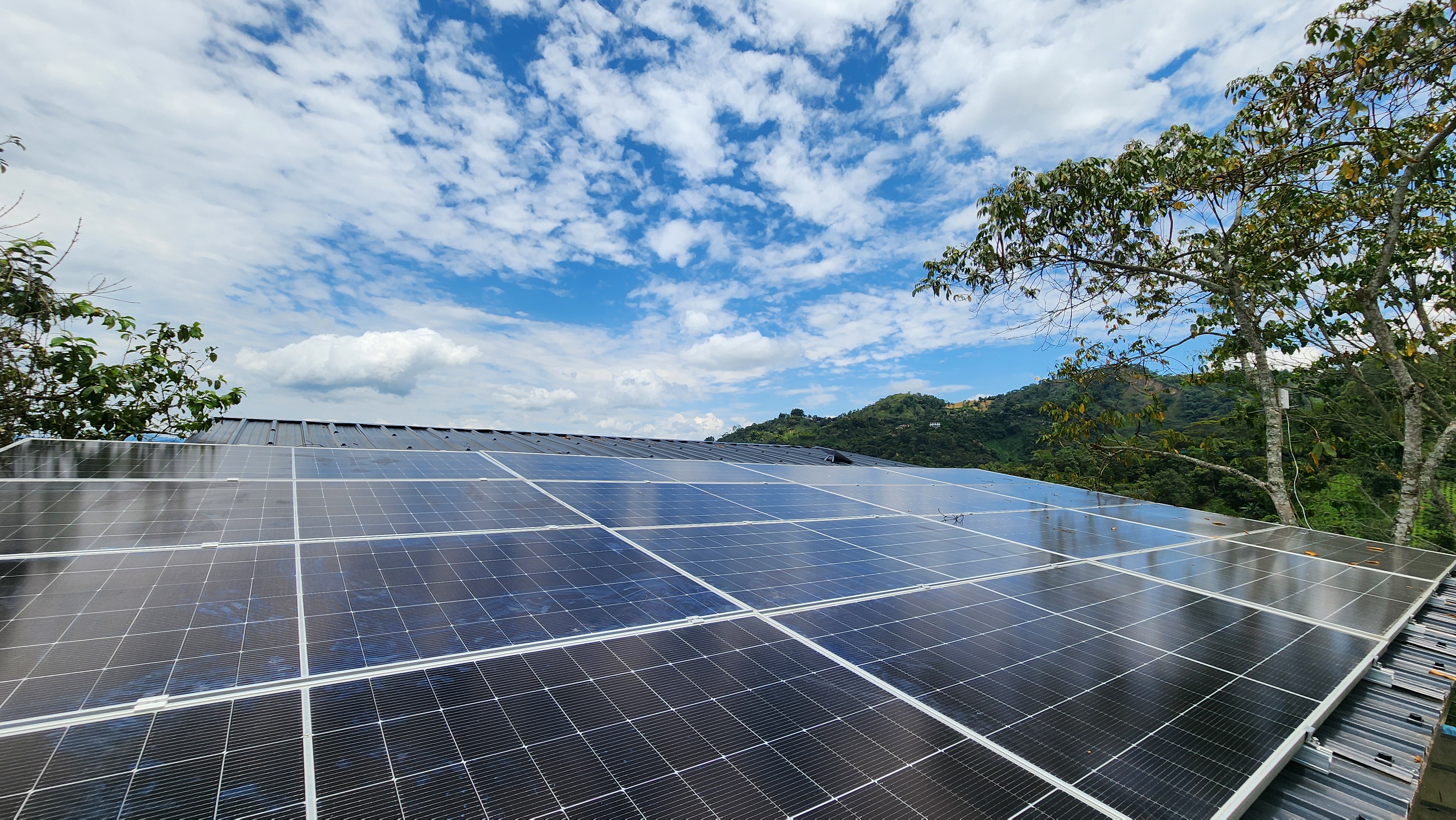Proyecto en construcción de sistema solar de gran capacidad para finca productiva en Cundinamarca